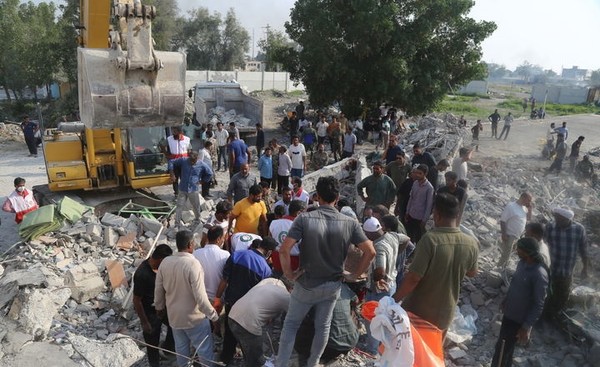 22일(현지 시간) CNN은 미국에 본부를 둔 인권단체 인권활동가통신(HRANA)과 레바논 보건부 등을 인용해, 이란과 레바논 등에서 어린이를 포함한 민간인 사망자가 늘고 있다고 보도했다. 사진은 지난달 28일(현지 시간) 이란 남부 호르모즈간주 미나브 여자 초등학교 폭격 현장에서 구조대와 주민들이 부상자를 구조하고 있다. [사진=뉴시스]