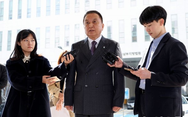 김영환 충북도지사가 23일 서울 양천구 서울남부지방법원에서 자신을 6·3 지방선거 공천에서 배제(컷오프)한 국민의힘 공천관리위원회 결정 효력을 정지해달라며 낸 가처분 신청 심문에 출석하기 앞서 취재진의 질문에 답하고 있다. [사진=뉴시스]