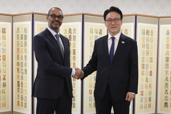 김민석 국무총리가 23일 서울 종로구 정부서울청사에서 마이클 해리스 뉴욕증권거래소 부회장과 접견하고 있다. [사진=총리실 ]