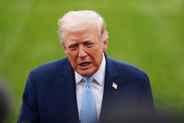 도널드 트럼프 미국 대통령이 이란과의 협상이 진행 중이라고 시사하면서 중동 핵심 해상 요충지인 호르무즈 해협이 조만간 재개방될 것이라고 밝혔다. 사진은 지난 21일 트럼프 대통령이 백악관에서 전용 헬기에 탑승하기 앞서 취재진 질문에 답하는 모습.  [사진=뉴시스]