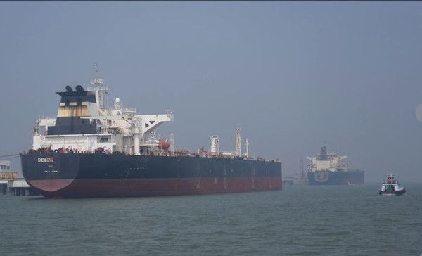 사우디아라비아에서 원유를 싣고 호르무즈 해협을 통과한 라이베리아 국적의 유조선 선룽 수에즈 막스호가 12일 인도 뭄바이항에 입항하고 있는 모습이 포착됐다.. [사진=뉴시스]