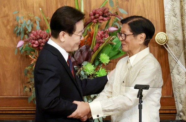 필리핀을 국빈 방문 중인 이재명 대통령이 3일(현지 시간) 마닐라 말라카냥궁에서 페르디난드 마르코스 주니어 대통령과 한-필리핀 공동 언론발표를 마친 뒤 인사하고 있다. 