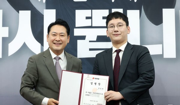 장동혁 국민의힘 대표가 16일 서울 여의도 국회에서 열린 신임 대변인단 임명장 수여식에서 박민영 대변인에게 임명장을 수여하고 있다. [사진=뉴시스]