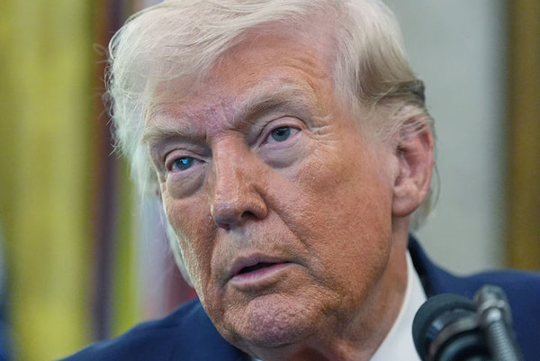 도널드 트럼프 미국 대통령이 24일(현지 시간) 백악관 집무실에서 개최한 마크웨인 멀린 신임 국토안보부 장관 임명식에서 발언하고 있다.[tkwls=sbtltm]