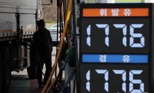 서울 서초구 만남의광장 주유소에서 고객이 주유를 하고 있다. [사진=뉴시스]