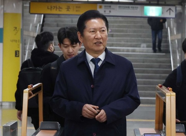 정청래 더불어민주당 대표가 공공부문 차량 5부제 동참을 위해 30일 오전 자택에서 지하철을 타고 국회로 출근하고 있다. [사진=뉴시스]