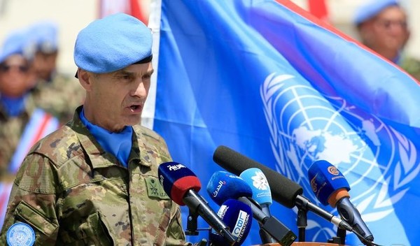 이스라엘과 친 이란 무장 정파 헤즈볼라의 무력 공방이 격화하는 가운데 레바논 유엔 평화유지군(UNIFIL) 대원 2명이 또 사망했다. 사진은 레바논의 나쿠라에서 2025년 5월 30일 UNIFIL의 아롤도 라자로 센즈 부대장이 레바논 현지 유엔군부대 창설일 기념식에서 연설하는 모습. [사진=뉴시스]