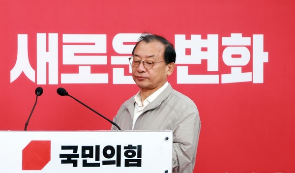 이정현 국민의힘 공천관리위원장이 22일 서울 여의도 당사에서 대구시장 경선후보 관련 브리핑을 하기 위해 연단으로 향하고 있다. [사진=뉴시스]