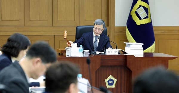 이동원 양형위원회 위원장이 지난 30일 오후 서울 서초구 대법원에서 열린 양형위원회 제144차 회의에서 의사봉을 두드리고 있다. [사진=뉴시스]