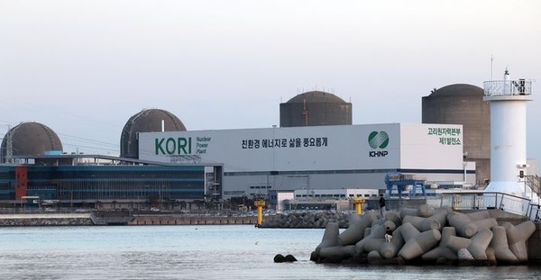 부산 기장군의 한 마을에서 바라본 고리원전 2호기(오른쪽 두번째) 모습.  [사진=뉴시스]