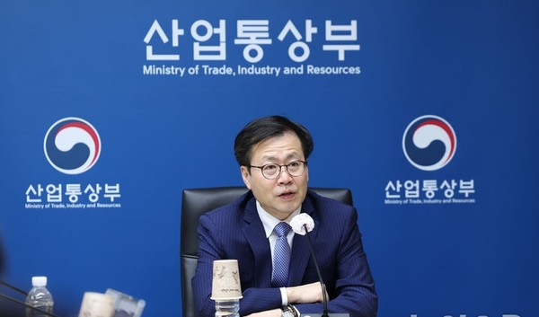 산업통상부는 지난 31일 여한구 통상교섭본부장 주재로 주요 자원(원유·나프타) 수급 위기 대응을 위한 긴급 화상회의를 열고 안정적 공급망 유지 방안, 대체 공급원 확보 전략 등을 논의했다. [사진=산업부 ]