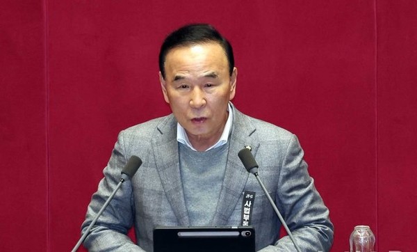 박덕흠 국민의힘 의원이 28일 서울 여의도 국회에서 열린 본회의에서 국민투표법 전부개정법률안(대안)에 대해 무제한토론(필리버스터)을 하고 있다. [사진=뉴시스]