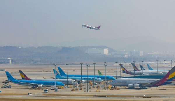 인천국제공항에서 항공기가 이동하고 있다. [사진=뉴시스]