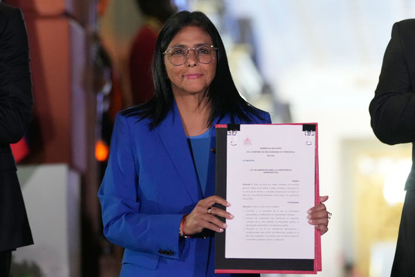 미국 정부가 1일(현지시간) 베네수엘라의 임시 대통령 델시 로드리게스에 대한 제재를 해제했다. 사진은 델시 로드리게스 베네수엘라 임시 대통령이 지난 2월 19일(현지 시간) 카라카스 미라플로레스궁에서 국회가 승인한 사면 법안을 들어 보이고 있는 모습. [사진=뉴시스]