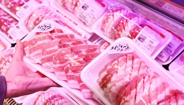 아프리카돼지열병(ASF)의 확산으로 돼지고기 가격이 상승하고 있는 16일 서울 한 마트에서 고객이 돼지고기를 고르고 있다. [사진=뉴시스]