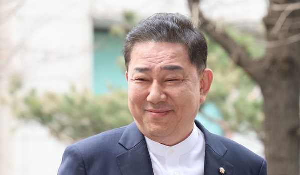 정치자금법 위반 등 각종 비위 의혹을 받는 김병기 무소속 의원이 지난달 31일 서울 마포구 공공범죄수사대에서 열린 4차 피의자 조사에 출석하며 미소 짓고 있다. [사진=뉴시스]