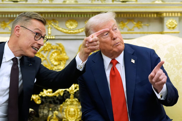 도널드 트럼프 미국 대통령(오른쪽)과 알렉산데르 스투브 핀란드 대통령이 지난해 10월 9일(현지 시간) 미국 워싱턴DC 백악관 집무실에서 정상회담을 하며 손가락으로 한 곳을 가리키고 있다. [사진=뉴시스]