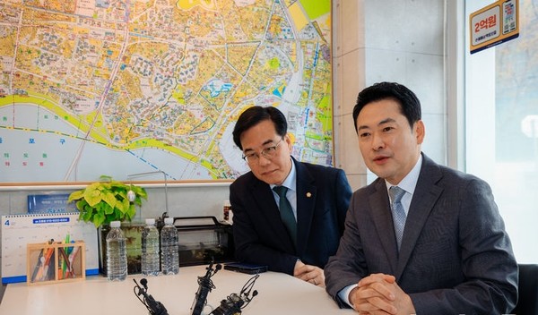 국민의힘 장동혁 대표와 송언석 원내대표 등이 1일 오전 서울 마포구 마포자이더센트리지 아파트 단지 상가의 한 부동산을 찾아 부동산 시장 점검을 하고 있다. [사진=뉴시스]