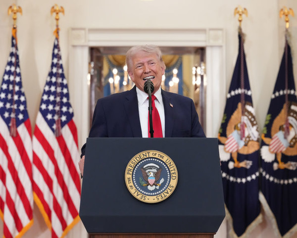 도널드 트럼프 미국 대통령이 1일(현지 시간) 백악관 크로스홀에서 이란 전쟁과 관련해 대국민 연설을 하고 있다. 트럼프 대통령은 "2~3주 동안 이란을 대대적으로 타격할 것"이라며 "이란을 석기시대로 돌려보낼 것"이라고 말했다. [사진=뉴시스]